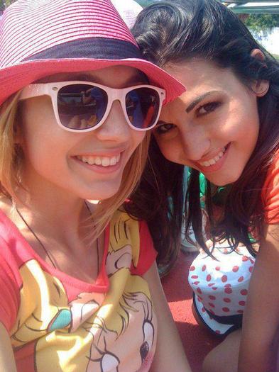 Laura si Ioana - PUNEM PARIU CU VIATA