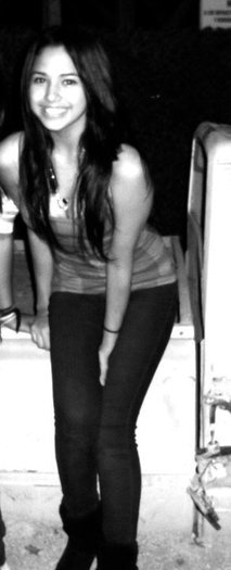 230846_131007193642419_100001994176120_198975_3395674_n - jasmine V 2