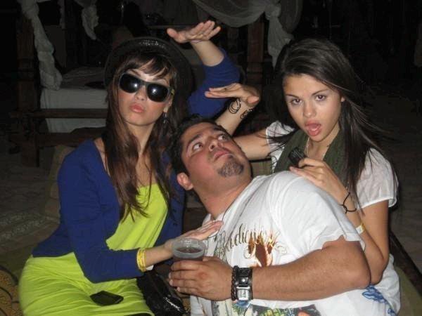 167996_142561325799545_119049044817440_204894_3423577_n - Selena Gomez 2