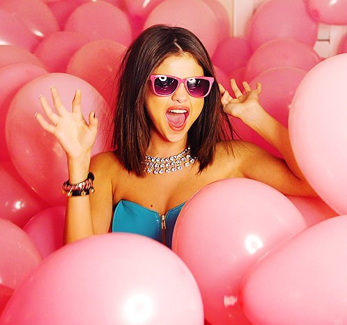 313629_250578341664509_119049044817440_615039_1699158768_n - Selena Gomez 3