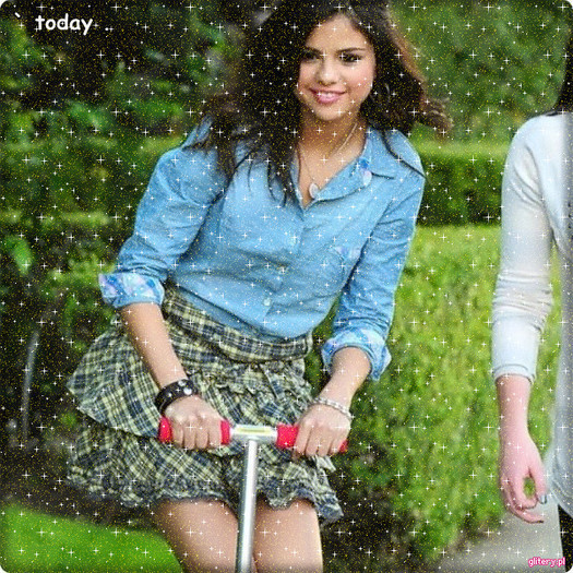 48611661_TWHYKMFGH - Selena Gomez 3