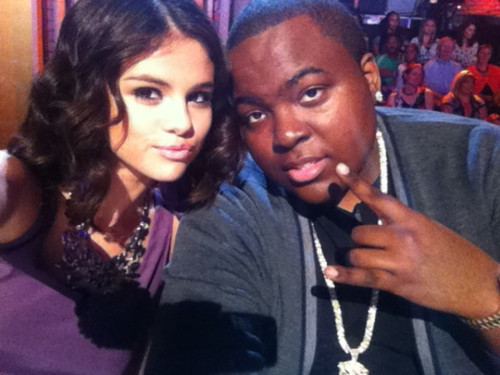48652921_ZTCQKVBMH - Selena Gomez 3
