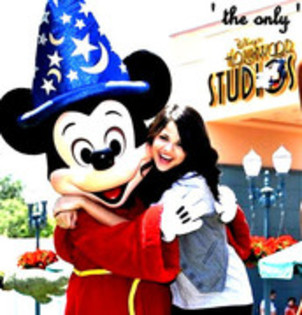 51768198_NWWCJRZ2 - Selena Gomez 3