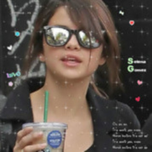 51981878_YWAKPHS2 - Selena Gomez 3