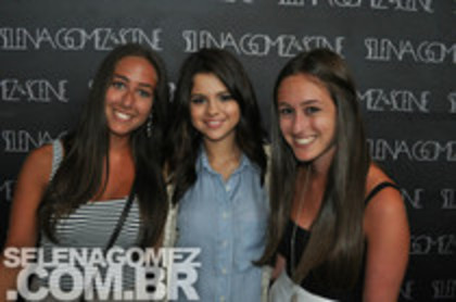 52134693_YUWHUDE2 - Selena Gomez 3