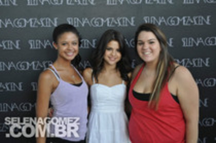 52134702_TQGAYJI2 - Selena Gomez 3