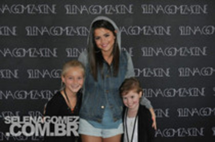 52134719_BNXUARZ2 - Selena Gomez 3