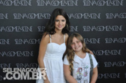 52134722_FQZGKSH2 - Selena Gomez 3