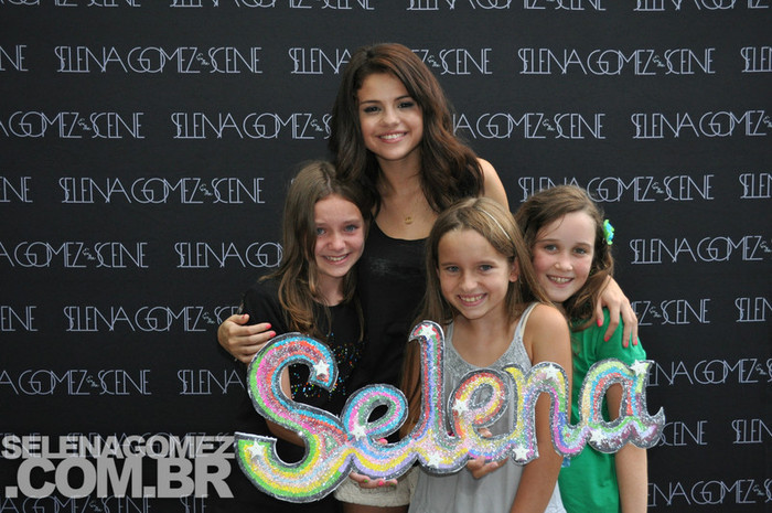 52134730_PIMUZMB2 - Selena Gomez 3
