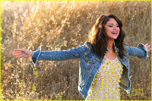 52137799_NQFIAIL2 - Selena Gomez 3