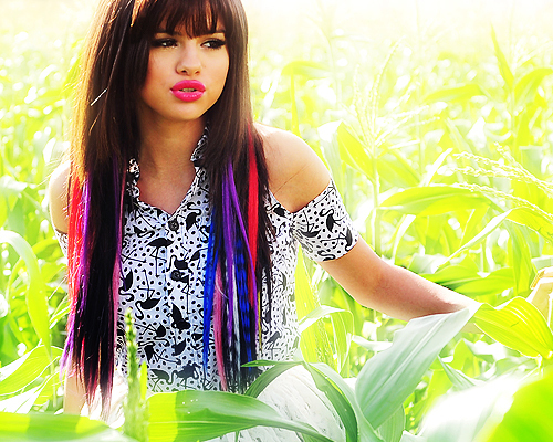 52137833_KZOTUFO2 - Selena Gomez 3