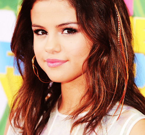 52203427_XRYBXGU2 - Selena Gomez 3