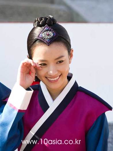 PHOTO-Han-Hyo-joo-smiles-at-Dong-Yi-press-conf
