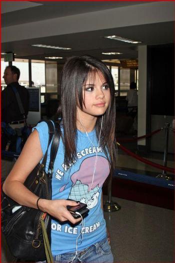 Selena_Gomez_1261425985_3