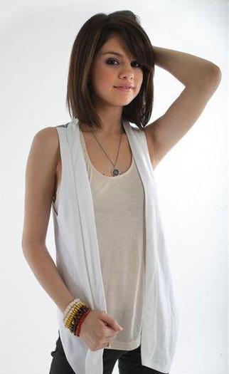 Selena_Gomez_1261438192_3