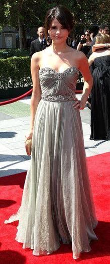 Selena_Gomez_1261438424_0