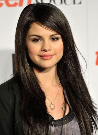 Selena_Gomez_1261439937_3