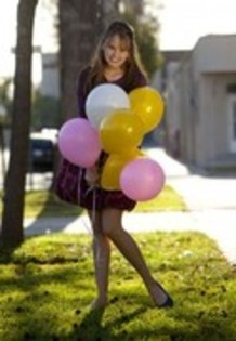 Am adus baloanele pentru petrecere Selena