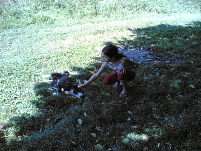 ioana si un catel foarte dragut