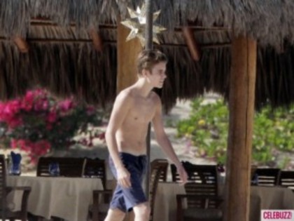 Shirtless-Justin-Bieber-in-Los-Cabos-1-580x435-300x225 - justin bieber fara tricou