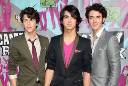 35047-jonas-brothers-01