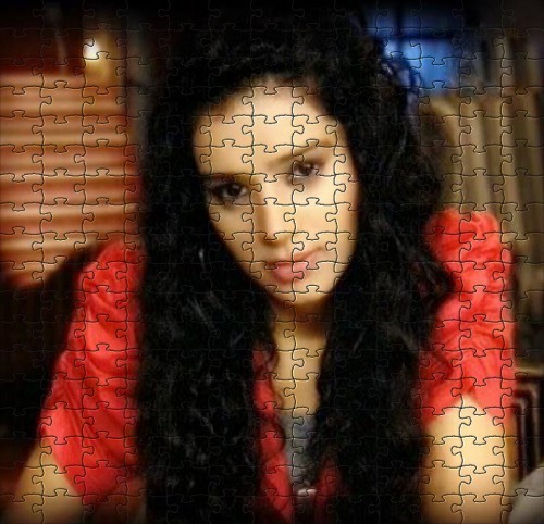 SaraKhanLove - aici va pot face puzzle mic