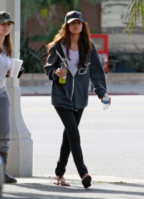 normal_74640_SelenaGomez_HeadedtoBroncoBurritoinLosAngelesCaliforniaonJanuary162011_By_oTTo7_122_570 - 16 January - Headed to Bronco Burrito in Los Angeles California