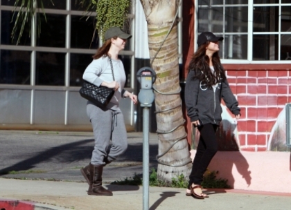 normal_74651_SelenaGomez_HeadedtoBroncoBurritoinLosAngelesCaliforniaonJanuary162011_By_oTTo1_122_91l