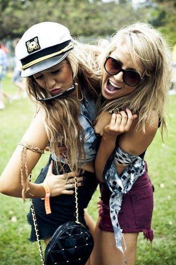 380831_306556989368275_283959681628006_1143545_1907725267_n - Poze Artistice 3