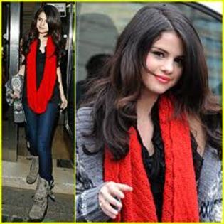 acelasi pulover si fular - selena purtand aceleasi haine