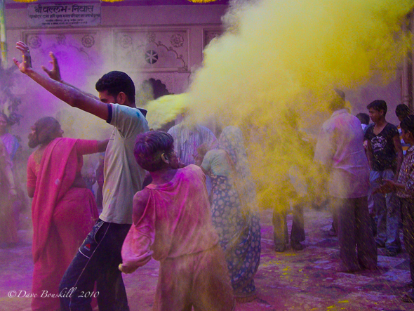 India-Holi-flying-color-festival - Festivalul Holi