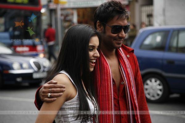 38665-ajay-devgan-with-asin-in-london-dreams-movie - London Dreams