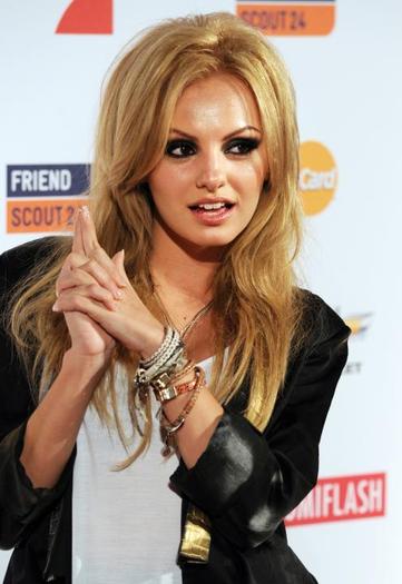 291736_206090879455410_153331978064634_519265_19606455_n_large - alexandra stan