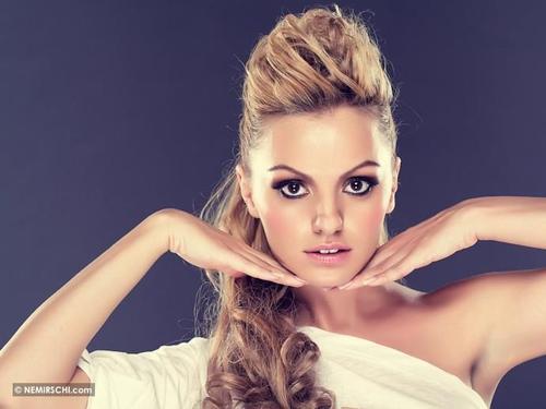 307558_219513611446470_153331978064634_563662_475289502_n_large - alexandra stan