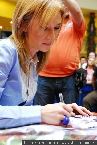 foto__adela_popescu_autografe_14