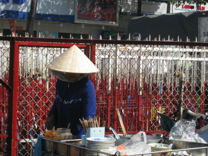 Fast-food pe trotuar in Cho Lon