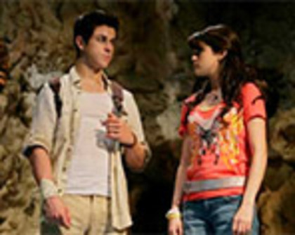 game-quest-for-the-stone-of-dreams - Wizards of Waverly place in cauatrea pietrei viselor