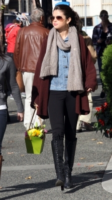 normal_041 - 13 October - Buy flowers in downtown Victoria Canada