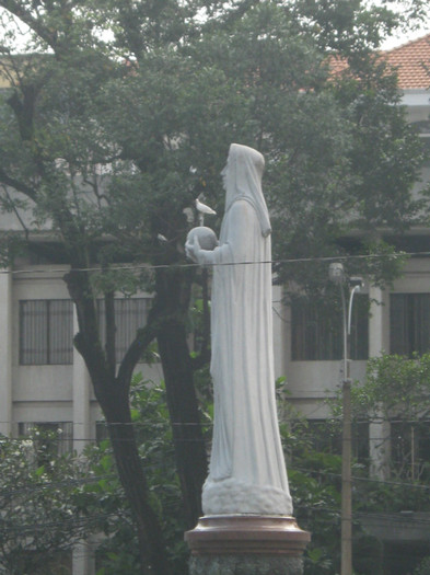 Statuia din fata catedralei - Vietnam