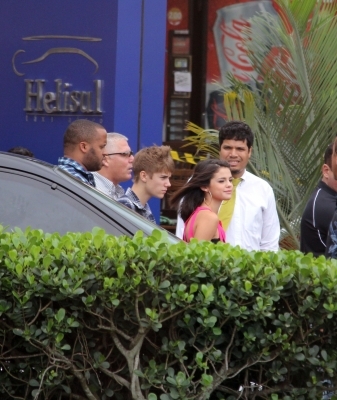 normal_001 (1) - 04 October - Lunch at a restaurant in Rio de Janeiro with Justin Bieber