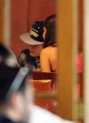 normal_007 - 04 October - Lunch at a restaurant in Rio de Janeiro with Justin Bieber
