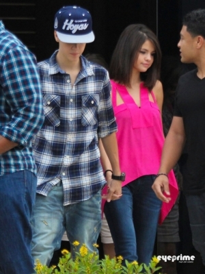 normal_009t - 04 October - Lunch at a restaurant in Rio de Janeiro with Justin Bieber