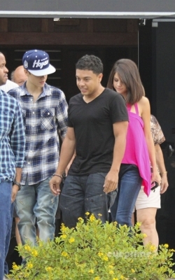 normal_011t - 04 October - Lunch at a restaurant in Rio de Janeiro with Justin Bieber