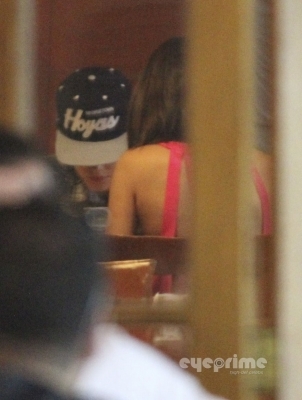 normal_020t - 04 October - Lunch at a restaurant in Rio de Janeiro with Justin Bieber