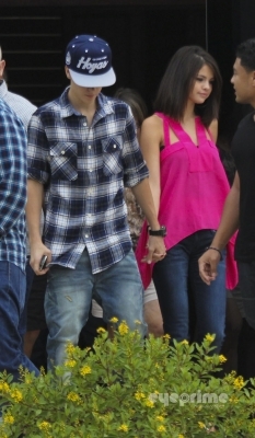 normal_021t - 04 October - Lunch at a restaurant in Rio de Janeiro with Justin Bieber
