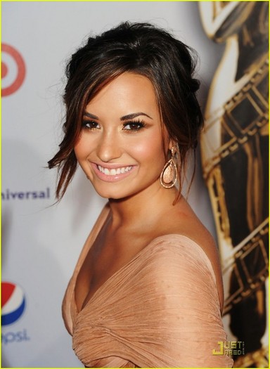 demi-lovato-naya-rivera-alma-awards-2011-red-carpet-02