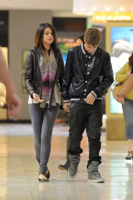 normal_tgcd-shoppingcenterbieber005 - 01 March - shopping at the Beverly Center with Justin Bieber in Los Angeles