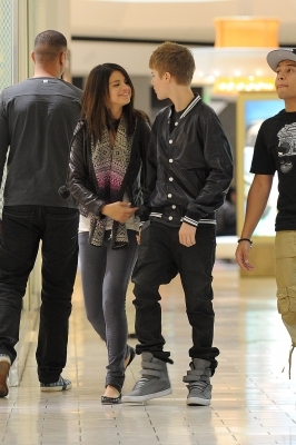 normal_tgcd-shoppingcenterbieber006 - 01 March - shopping at the Beverly Center with Justin Bieber in Los Angeles