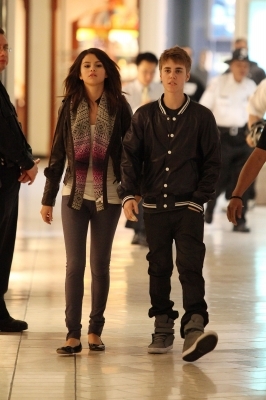 normal_tgcd-shoppingcenterbieber007 - 01 March - shopping at the Beverly Center with Justin Bieber in Los Angeles