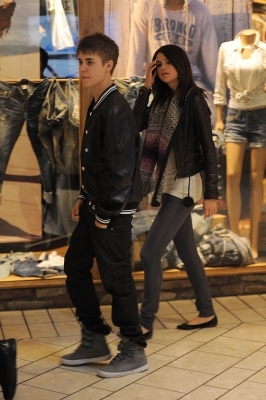 normal_tgcd-shoppingcenterbieber008 - 01 March - shopping at the Beverly Center with Justin Bieber in Los Angeles